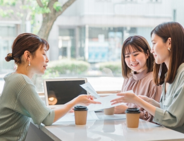 会議中の女性たち